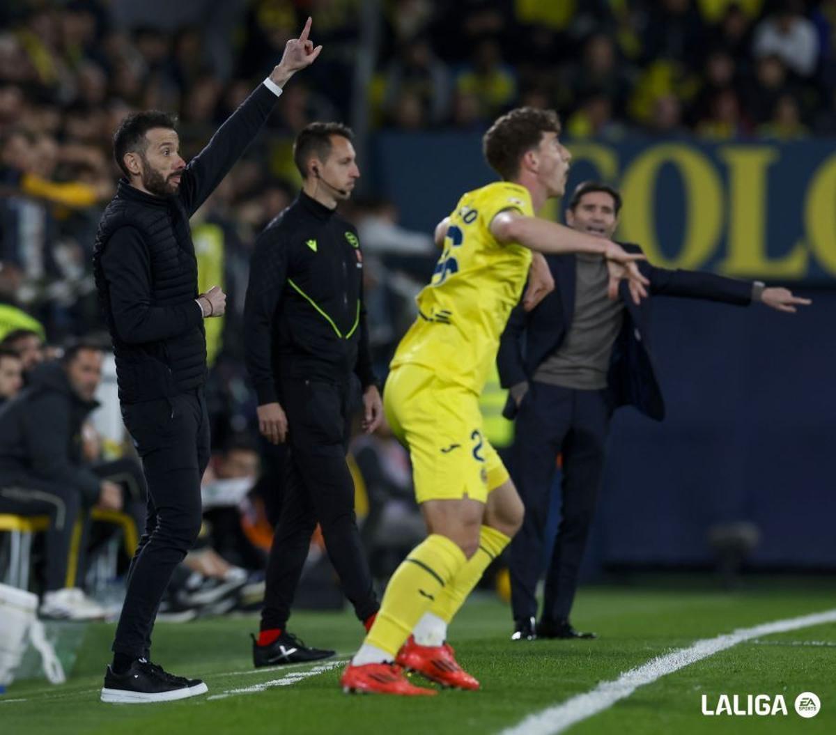 Marcelino García Toral dirige a uno de sus jugadores. Carlos Corberán da instrucciones desde la banda