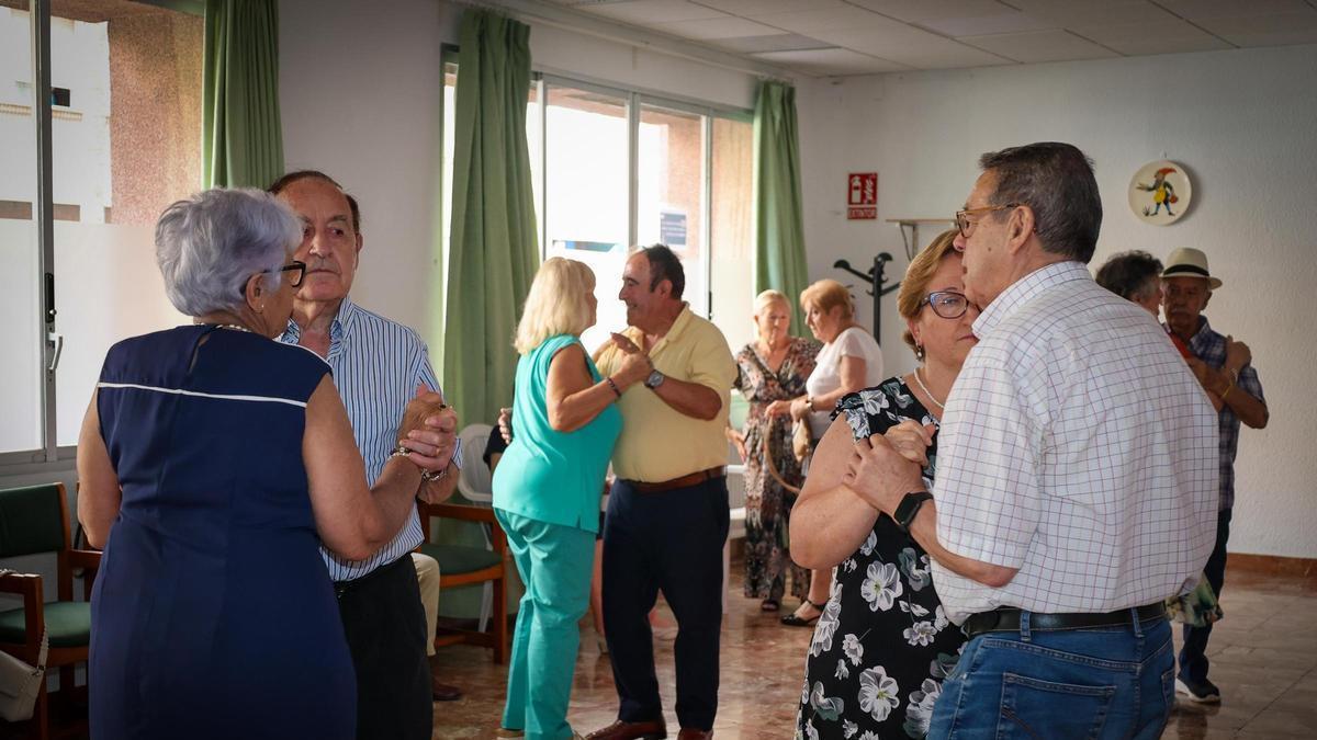 Una de las sesiones de baile de los mayores.
