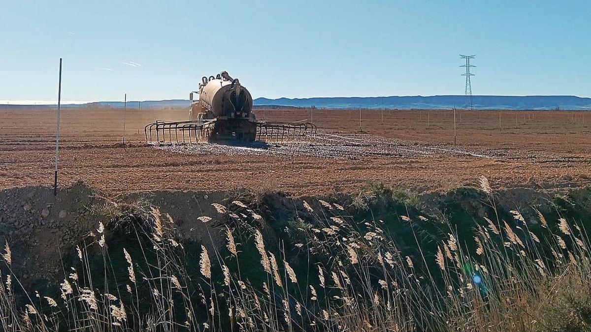 Un agricultor sulfata una de sus explotaciones en el Cinca Medio