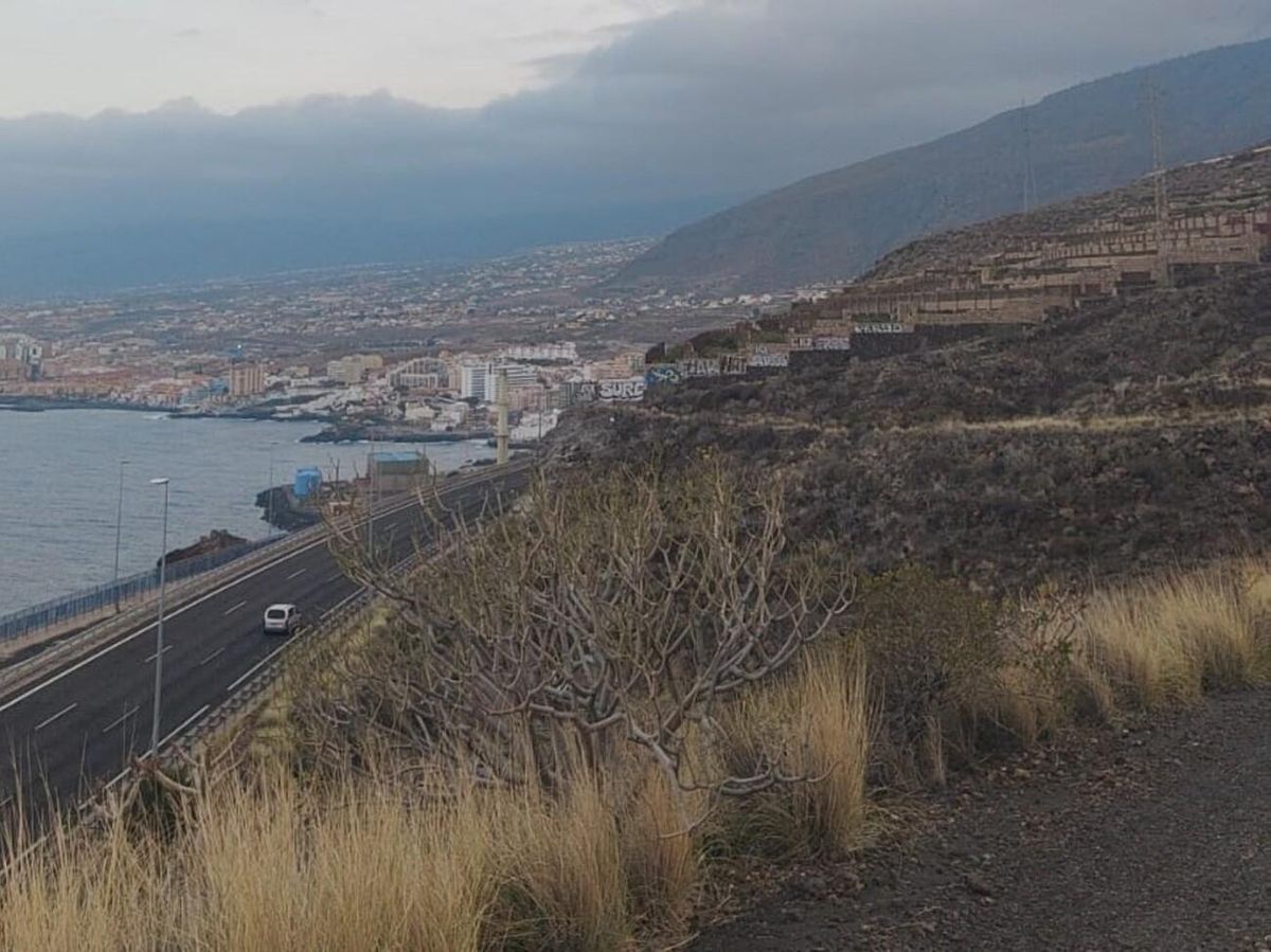 La carretera de la izquierda del puente, con los bancales amurallados a la derecha de la imagen y Caletillas a la izquierda
