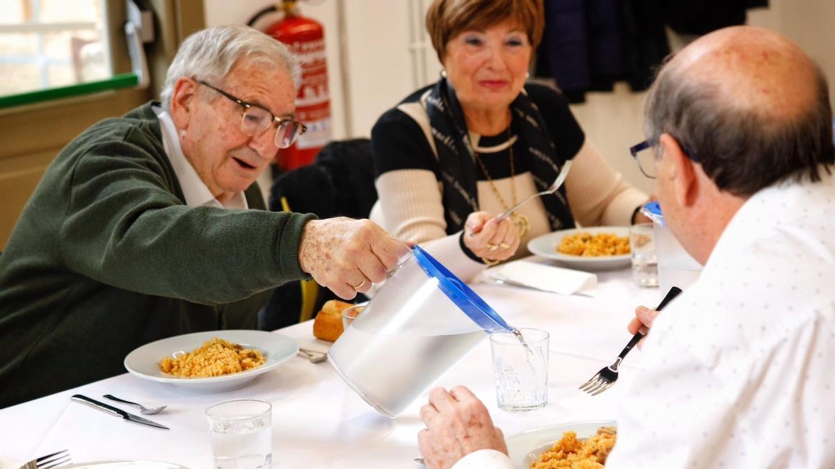 Unos mayores en un comedor de un centro de convivencia.