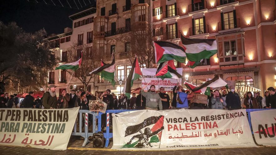 Más de un centenar de personas se manifiestan frente al ayuntamiento de Palma en contra de la charla proisraelí de Francisco Gil-White