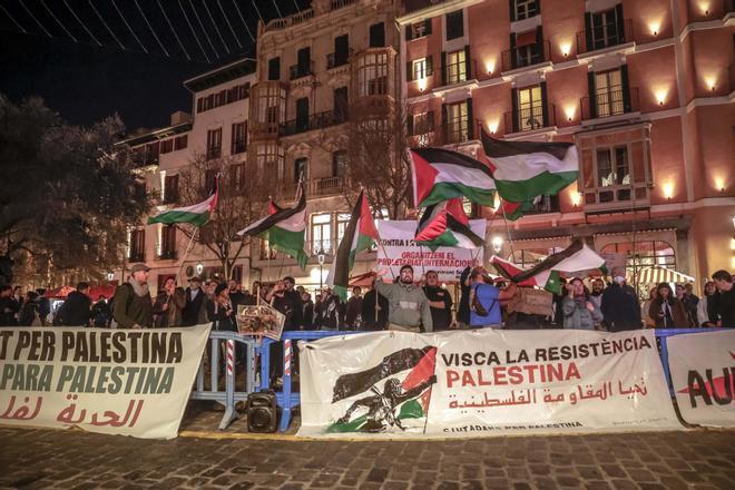 FOTOS | Concentración frente al ayuntamiento de Palma en contra de la charla proisraelí de Francisco Gil-White