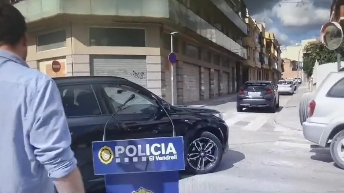 Captura del vídeo del accidente entre dos coches durante una rueda de prensa en El Vendrell (Tarragona)