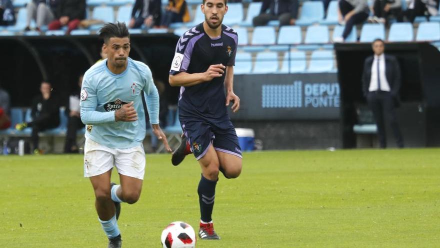 Salvador conduce un balón durante el partido.