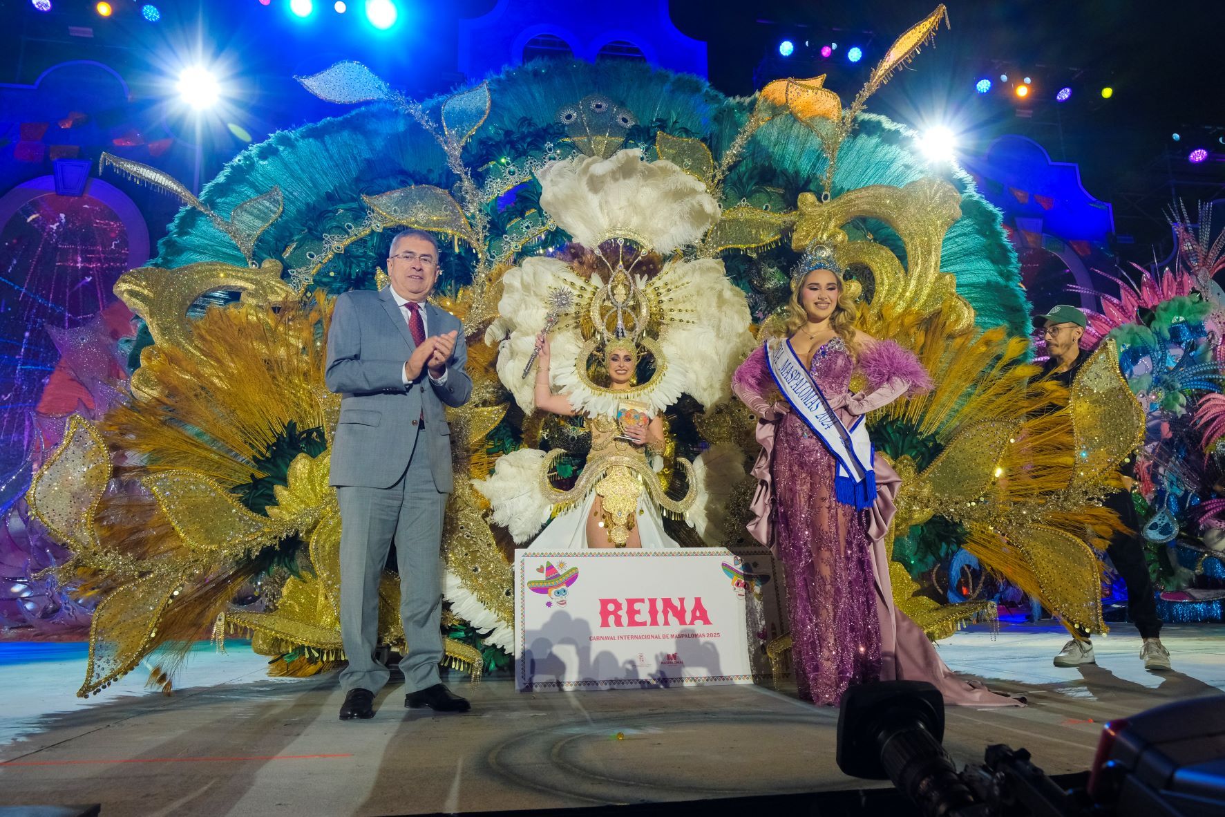 La nueva reina del Carnaval de Maspalomas, Sarina Hernández, entre el alcalde de San Bartolomé, Marco Aurelio Pérez, y la reina saliente, Dayanara Hernández.