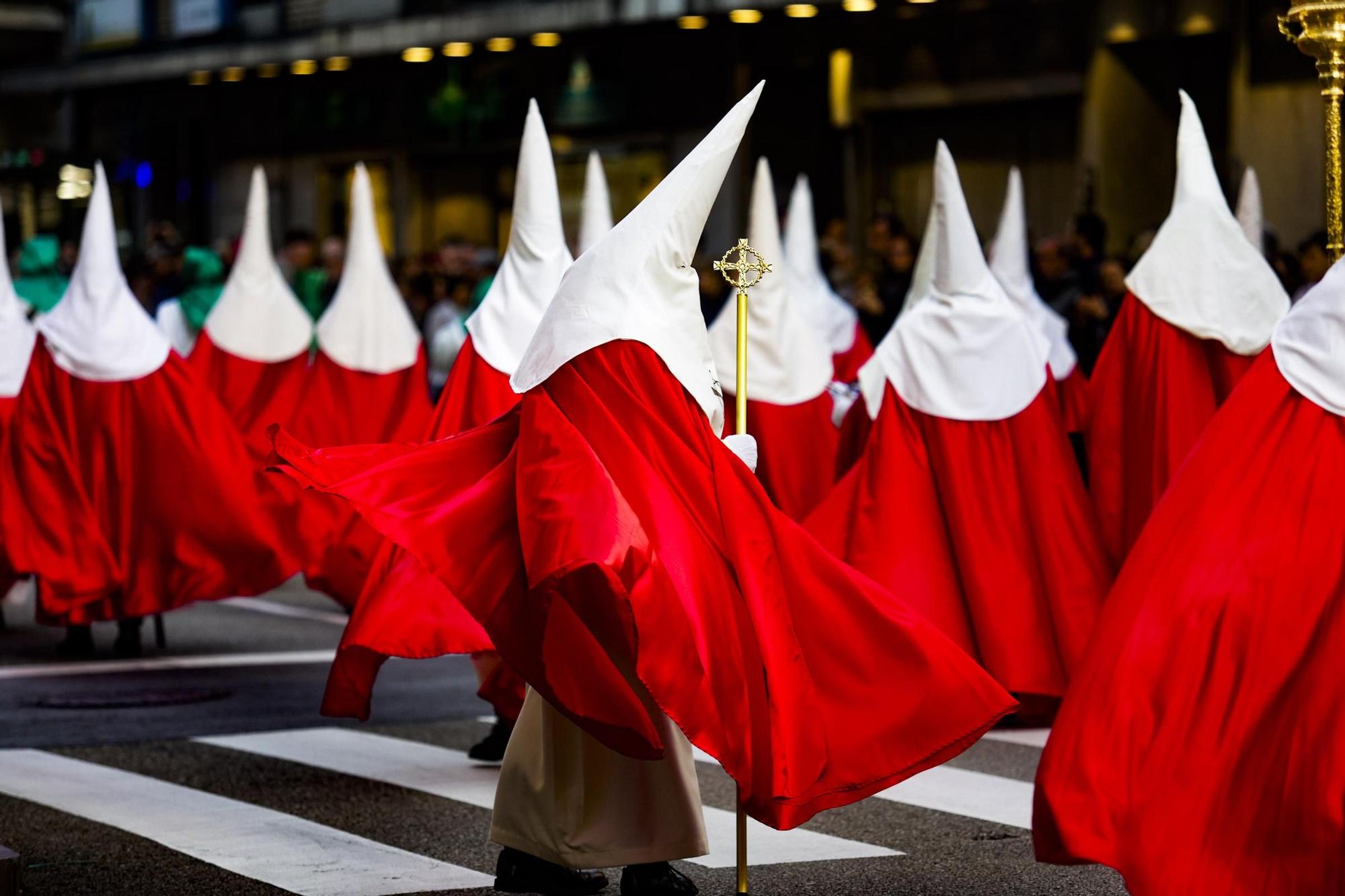 "Toda su vida fue maltratado y finalmente alguien miraba por él": las fotos de la procesión de Jesús Cautivo en Oviedo