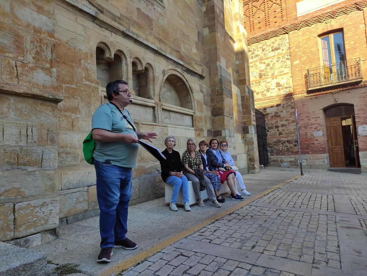 Parada en la iglesia de San Juan y La Encomienda.