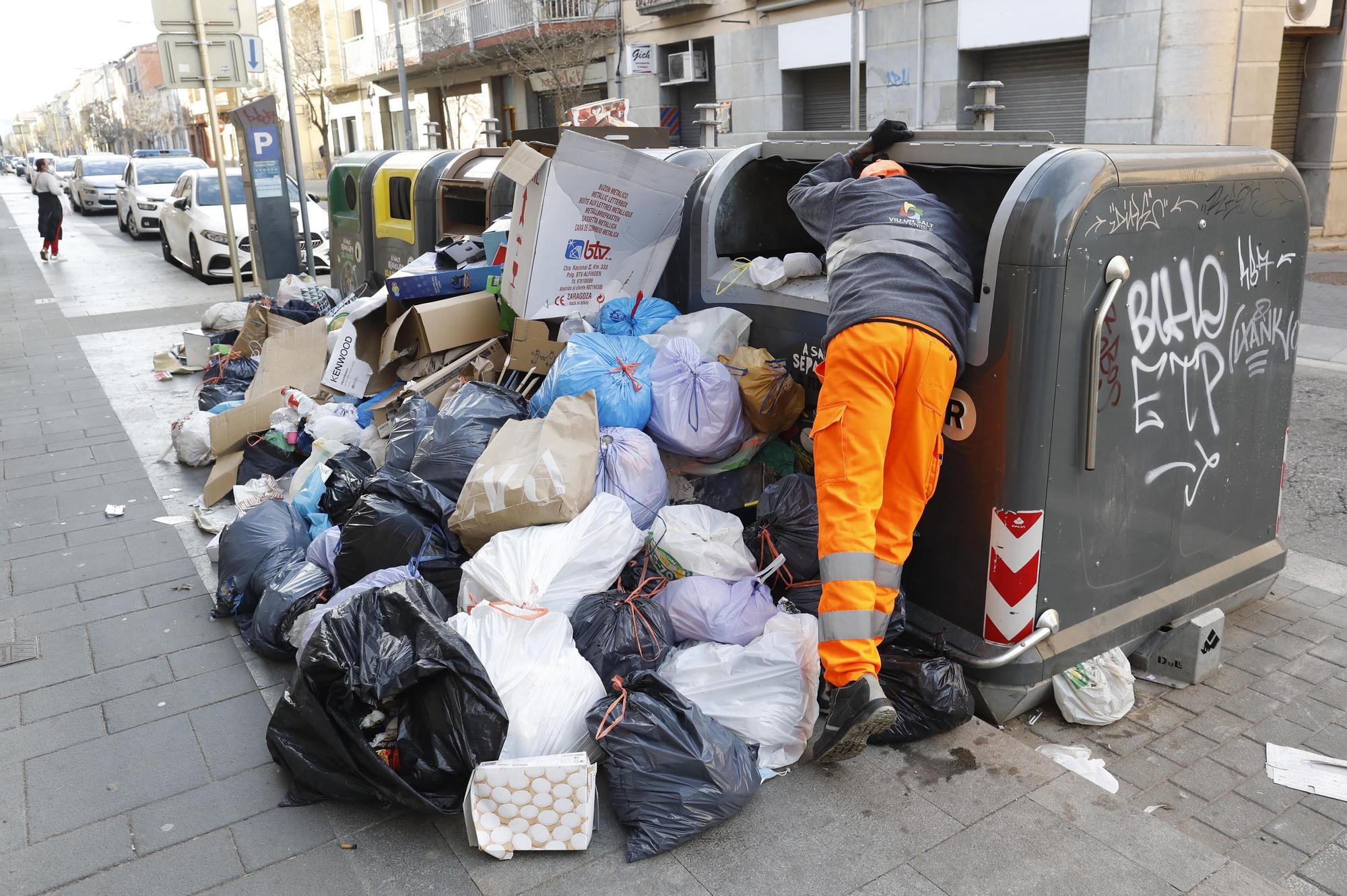 Salt exigeix retirar la brossa acumulada a les illes de contenidors que causen problemes de mobilitat i salubritat