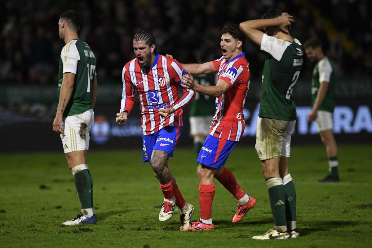 De Paul y Julián Álvarez festejan el 1-2.