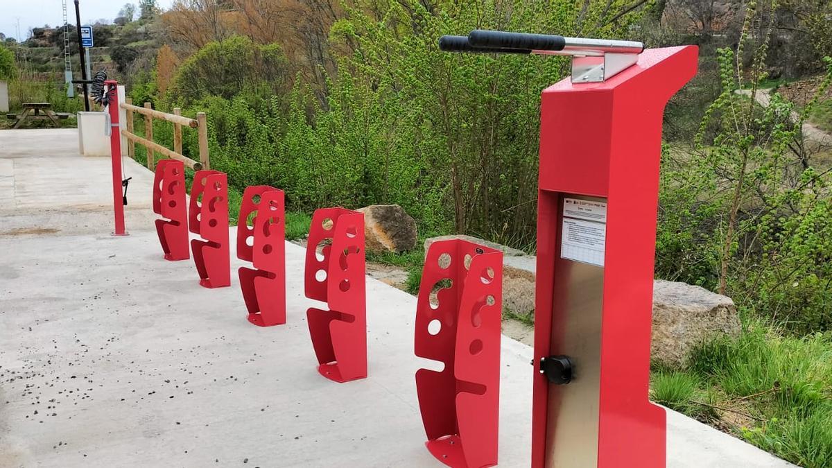 Imagen de un punto de reparación de bicicletas que ha impulsado Cortes de Arenoso (Castellón), muy transitado por el cicloturismo.