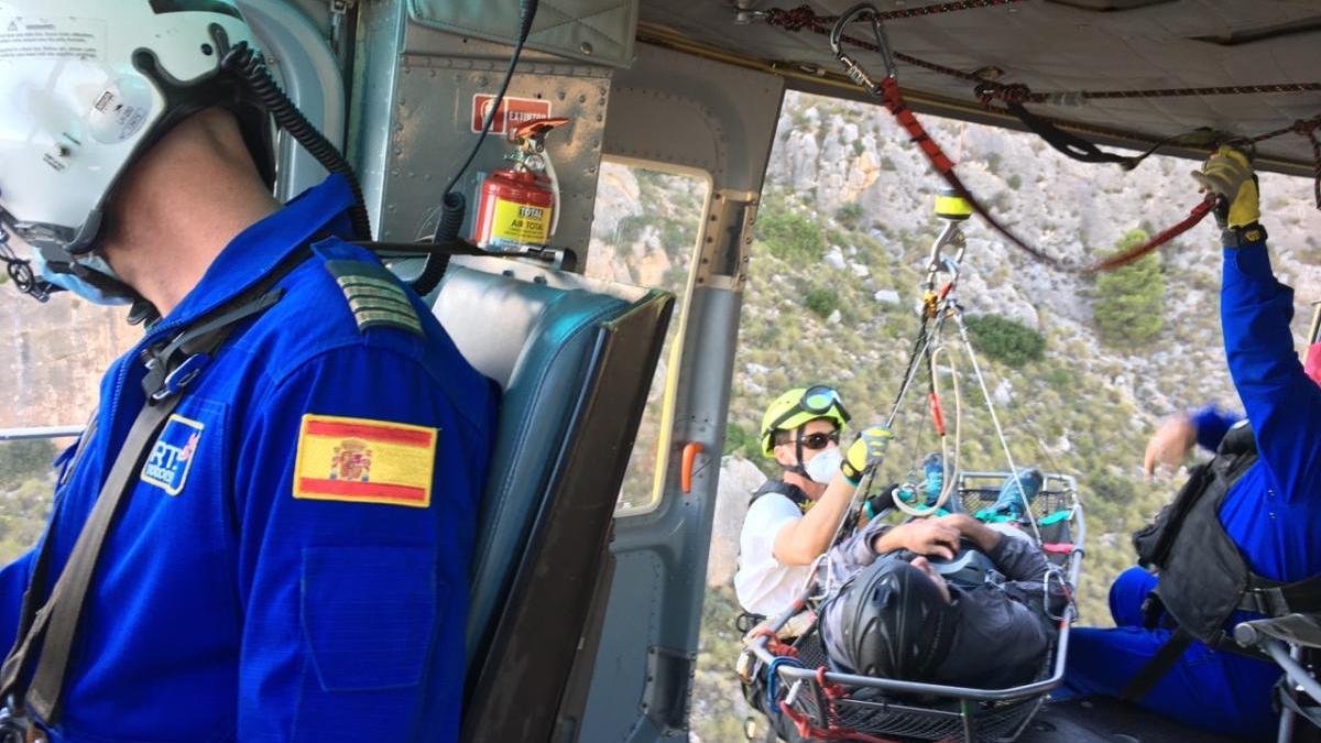 Rescatan por aire a un parapentista accidentado en Yecla