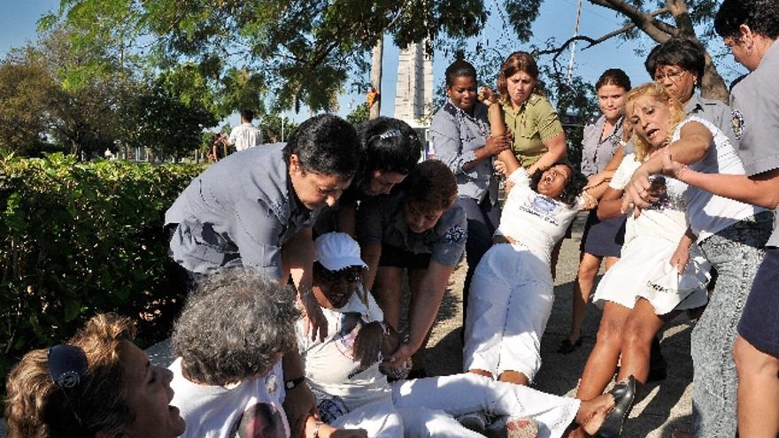 Miembros de la Policía y de la seguridad cubanas disuelven por la fuerza hoy, 21 de abril de 2008, una protesta de un grupo de Damas de Blanco en una céntrica plaza de La Habana, donde reclamaban la libertad de los presos políticos.