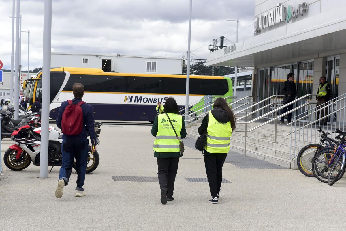 El cierre de la estación ferroviaria los días 28 y 29 de marzo obliga a diseñar un plan alternativo de transporte para garantizar la movilidad de los viajeros. El primer día se ha desarrollado con tranquilidad y pocos pasajeros en el servicio extraordinario de buses. El cierre de la estación ferroviaria los días 28 y 29 de marzo obliga a diseñar un plan alternativo de transporte para garantizar la movilidad de los viajeros. El primer día se ha desarrollado con tranquilidad y pocos pasajeros en el servicio extraordinario de buses.