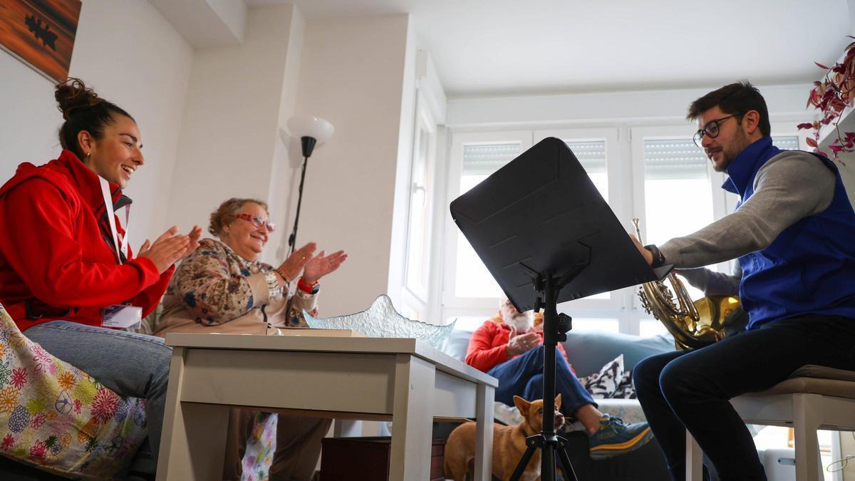 Proyecto de Cruz Roja en Valencia que consiste en realizar conciertos en casas de personas con soledad no deseada.