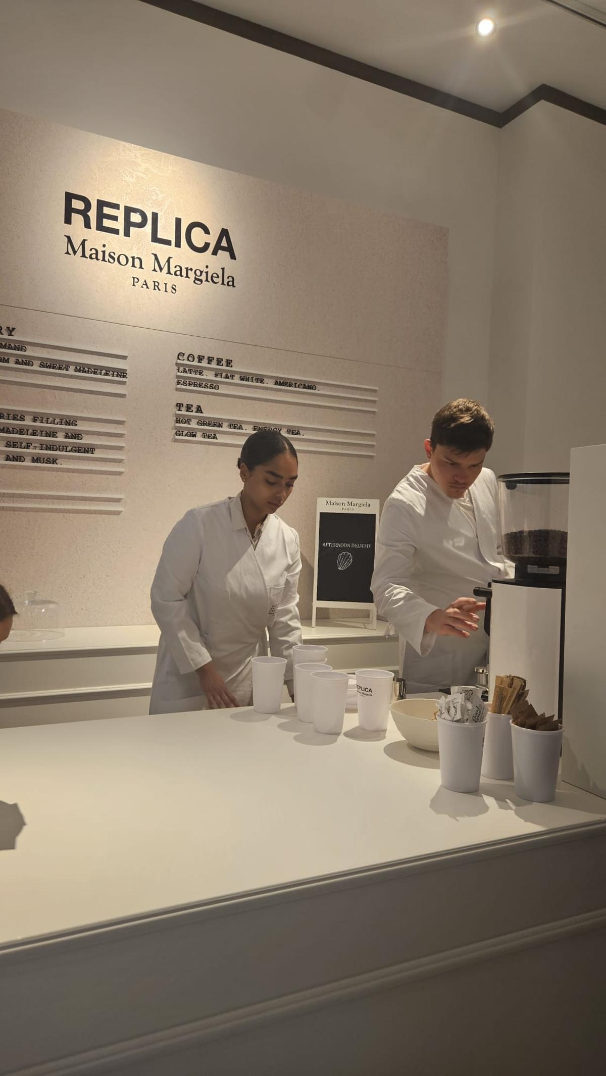 En la cafetería de Maison Margiela en Barcelona se sirven cafés de especialidad y tés.