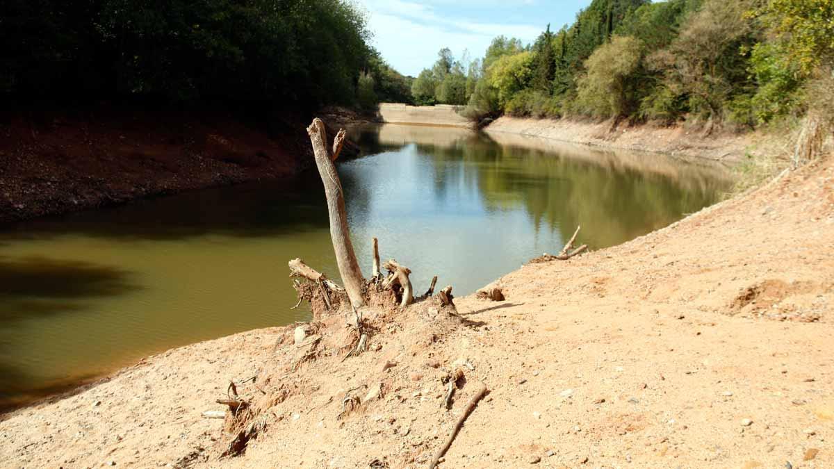 El pantano Masgrau de Taradell, medio vació y con la presa al fondo