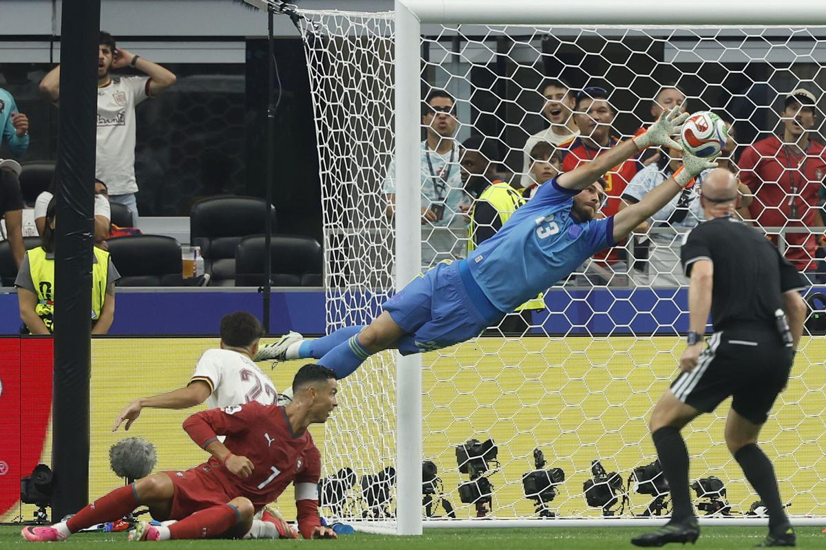 Unai Simón realiza una parada a remate de Cristiano Ronaldo en el partido entre España y Portugal de octavos de final del Mundial.