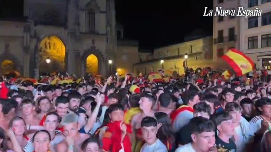 Oviedo hace retumbar a la Catedral tras el triunfo de España