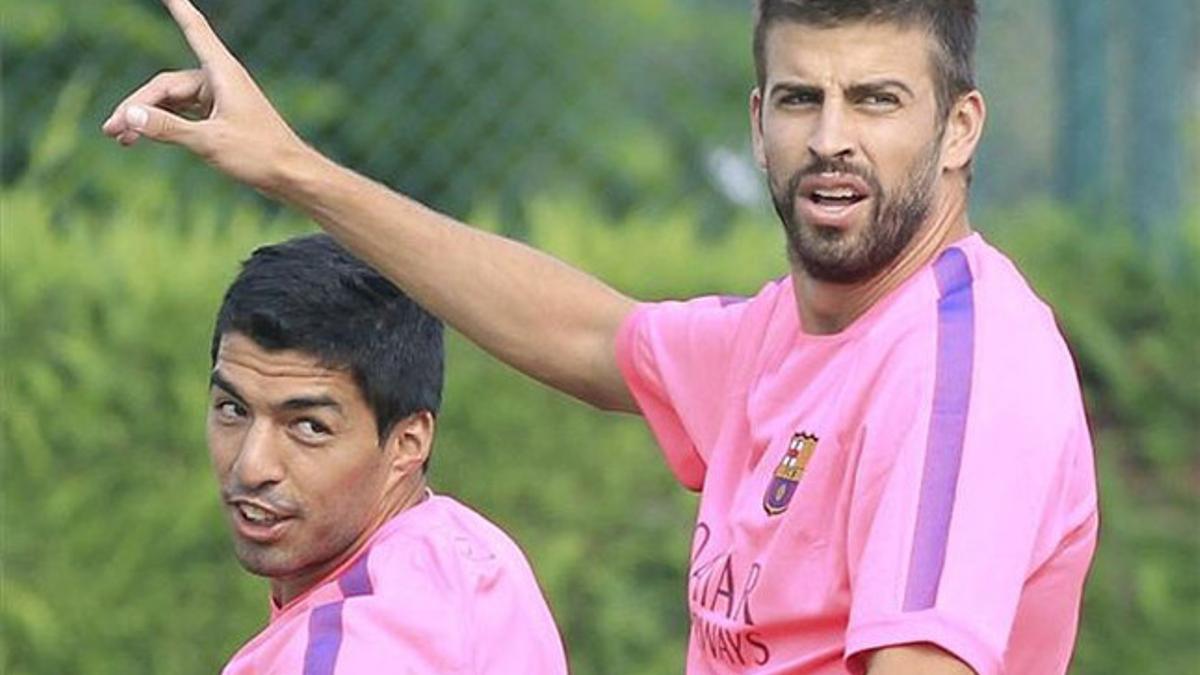 Suárez y Piqué, durante un entrenamiento