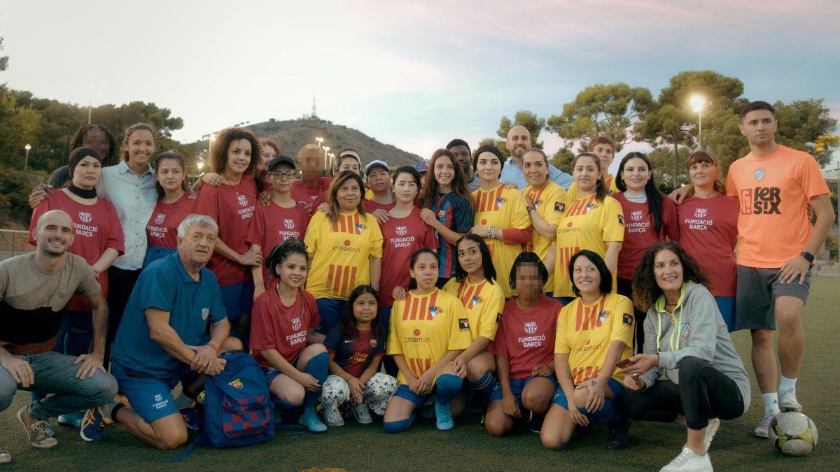 La centrocampista visitió a un equipo de fútbol de mujeres refugiadas