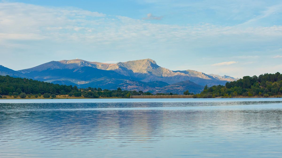 La ruta de senderismo más sorprendente de España te lleva por un embalse salvaje en el que podrás comer las mejores croquetas de Madrid