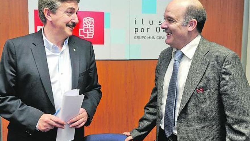 Alfredo Carreño, a la izquierda, recibe a Arturo González de Mesa en su despacho del grupo municipal.