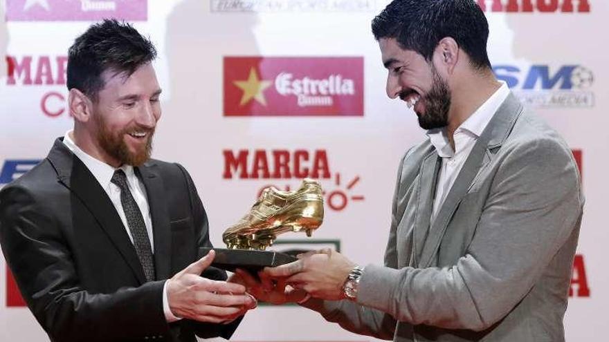 Messi recibe la Bota de Oro de manos de Luis Suárez. // Andreu Dalmau