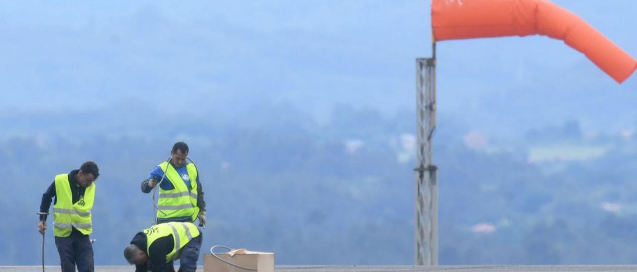 Obras en la pista de Alvedro el pasado mes de junio.   | // CARLOS PARDELLAS