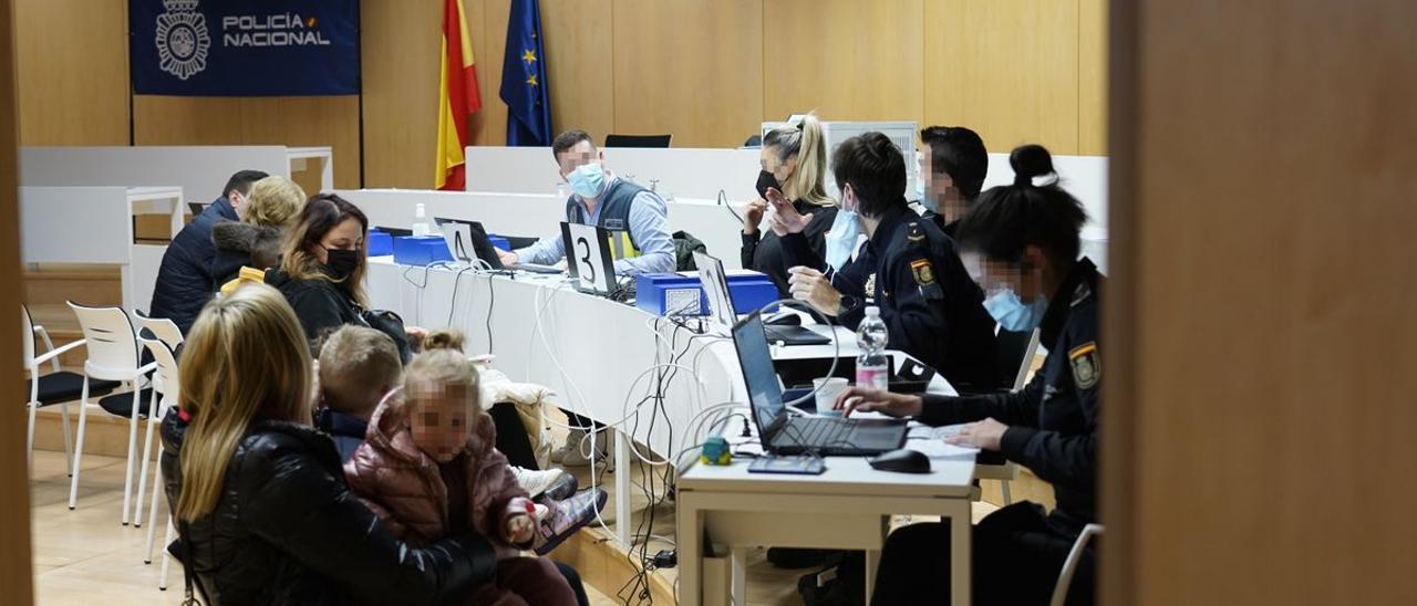 Agentes de la Policía tramitan documentación a refugiados ucranianos en el centro de acogida dispuesto por el Ministerio de Inclusión en Pozuelo (Madrid).