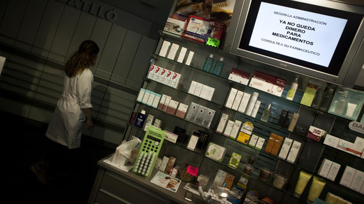 Una pantalla de una farmacia de Barcelona informa de que no tienen dinero para comprar medicamentos por culpa de los impagos de la Generalitat.