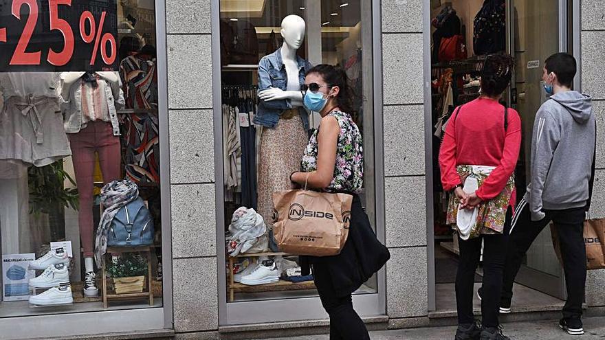 Público ante un comercio coruñés.