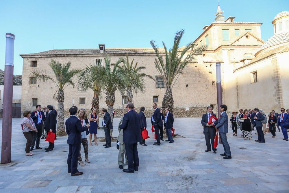 Los directivos de la reunión anual del Instituto Cervantes que acoge el Colegio Santo Domingo visitaron la casa museo Miguel Hernández, el museo de arte sacro y la Catedral