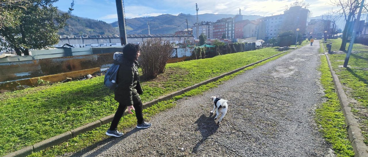 Noemí Días juega con su perro, "Fiel", en el nuevo espacio del Batán. | A. Velasco
