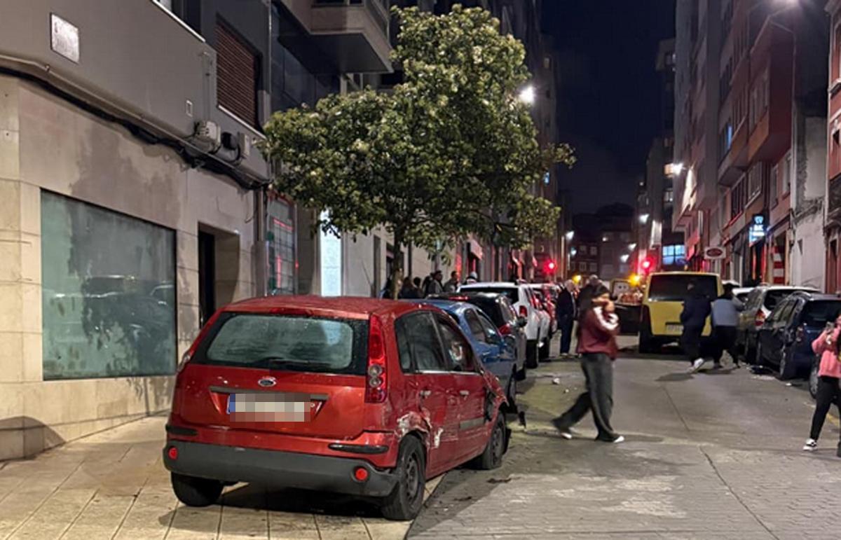 Vehículos dañados por un conductor que dio positivo en alcoholemia tras circular por Os Mallos bajo los efectos del alcohol.