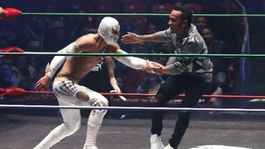 Hamilton se pasa a la lucha mexicana