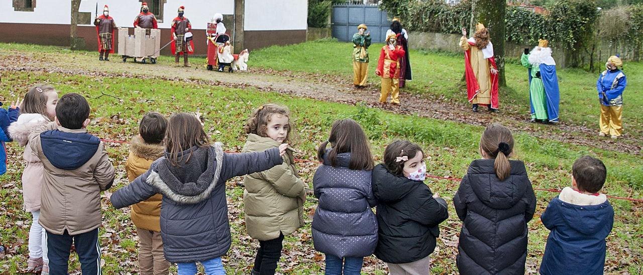 Los niños de la Escuela de Educación Infantil de Donramiro, ayer, recibieron ayer la visita de Papá Noel y los Reyes Magos. |  // BERNABÉ / ANA AGRA