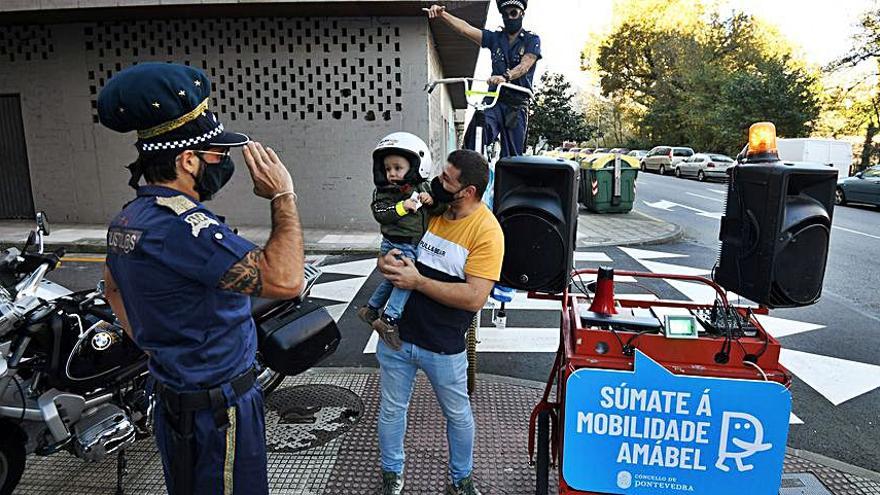 Campaña por la movilidad amable en la Boa Vila.   | // GUSTAVO SANTOS