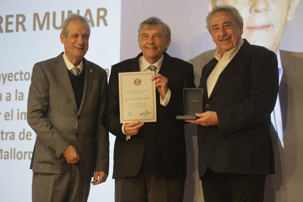 Antonio Ferrer (Mi.) mit seiner Auszeichnung.