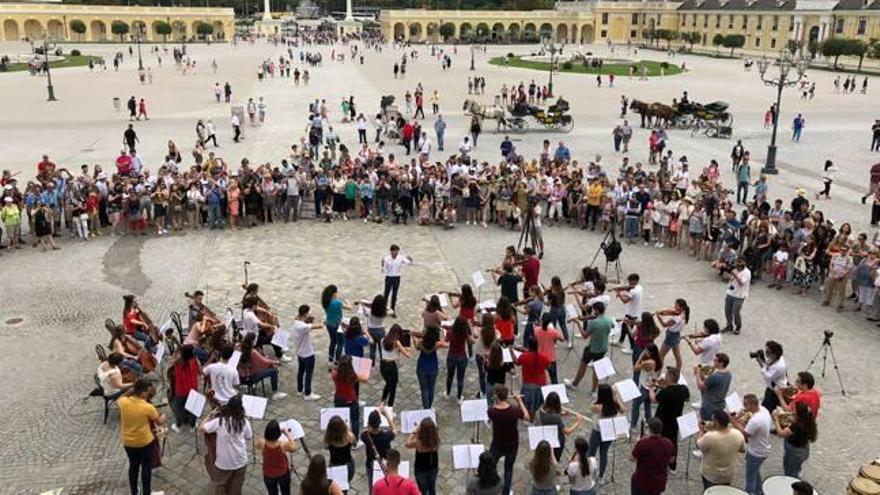 Los músicos de la OJPA sorprendieron en el Palacio de Sissí con un «flashmob».
