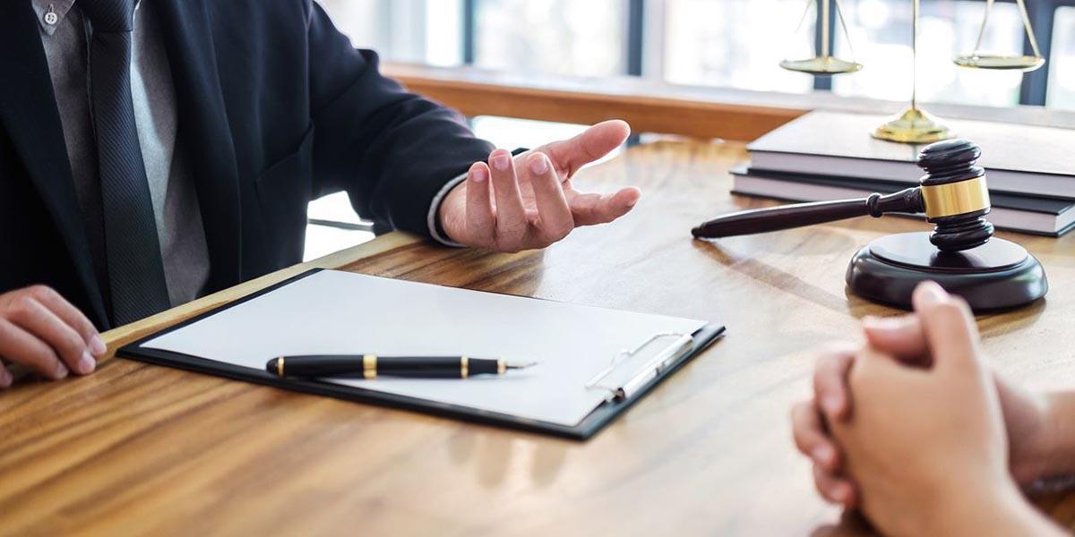 Una imagen de archivo de un notario atendiendo a sus clientes