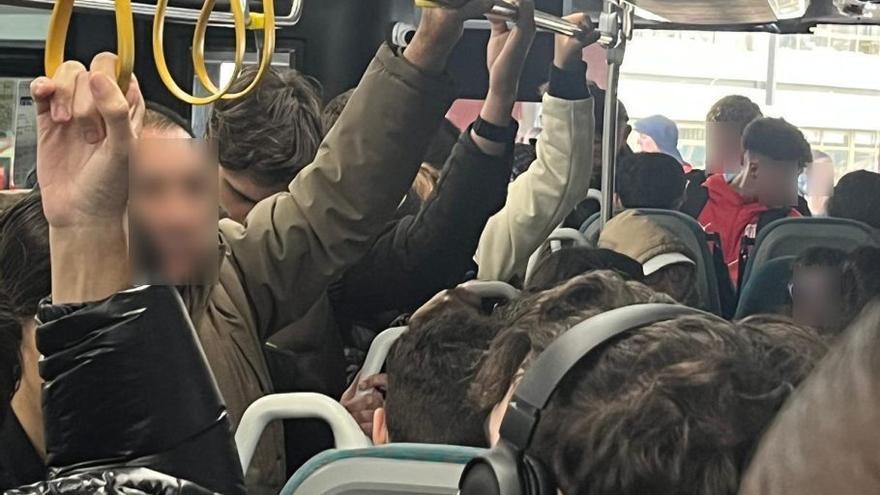 Foto de un bus abarrotado difundida por el Concello de Oleiros.