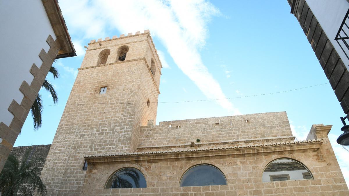 La iglesia gótica de Xàbia. En la imagen, el pequeño reloj cuadrado colocado ahora en la torre
