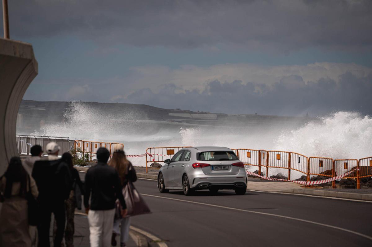 El mar en mal estado en Garachico este jueves.