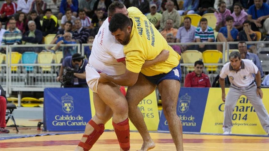 El Pollo de Moya III tumba a Miguel Ángel Pérez durante la luchada de 2014 en el Gran Canaria Arena.