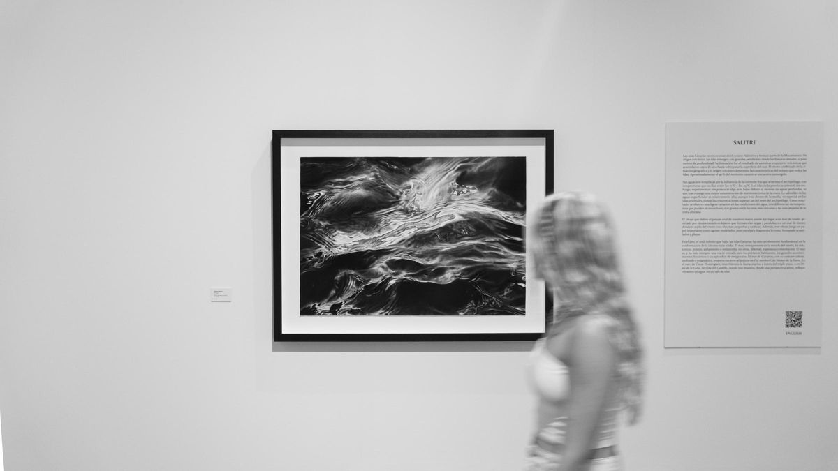 La artista junto a su obra en la exposición colectiva ‘Raíces’, en Garachico.