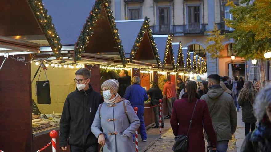 Mercat de Nadal a la plaça Independència de Girona. | MARC MARTÍ