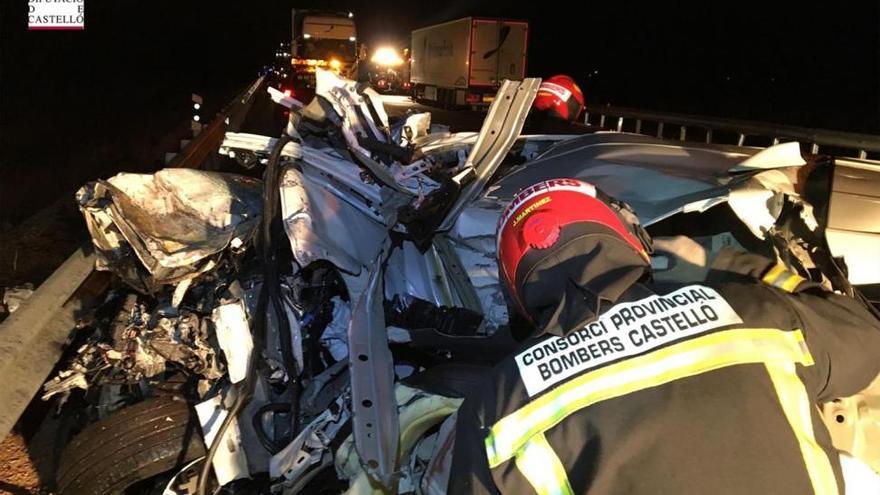 Un muerto en una colisión múltiple entre 4 camiones y dos coches en la 340 en Alcalà