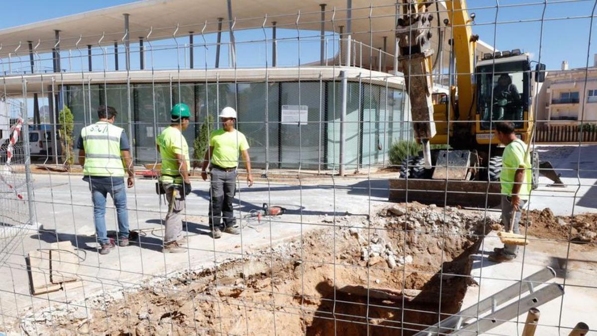 Los operarios trabajando la semana pasada en el auditorio de es Caló de s’Oli.