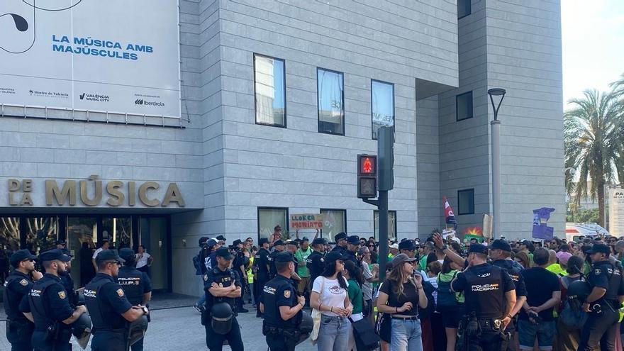 Segundo escrache del día para Pérez Llorca: decenas de profesores lo esperan en el Palau de la Música